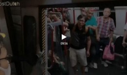 俩大爷打架吃瓜视频播放,俩大爷街头激情对决，吃瓜群众围观热议