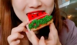 吃瓜能吃蛋糕吗视频,吃瓜也能吃蛋糕？揭秘视频中的神奇美食组合