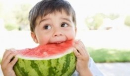 可乐吃瓜儿童视频,儿童吃瓜视频萌态十足